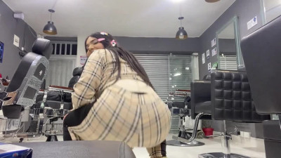 Shemale JessieRoss fills feet with cum