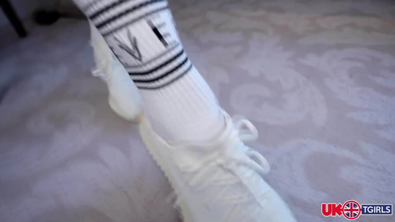 Watch UK-TGIRLS: Watching Foxy Anastasia Play Shemale Porn Videos | TranSexBig.