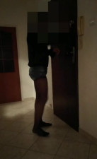 CROSSDRESSER OPEN DOOR FOR PIZZABOY DELIVERY FOOD