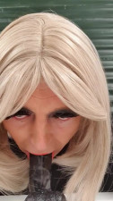Slut Aqualina deepthroats black dildo