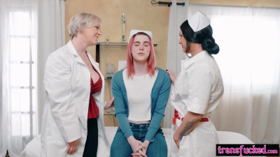 Shemale TS Foxxy enjoyed triple blowjob by horny patient Jean Hollywood