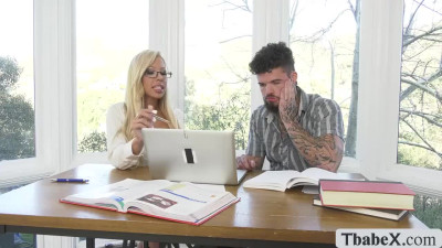 Skinny ts Brittney Kade trade blowjob and gets barebacked anal