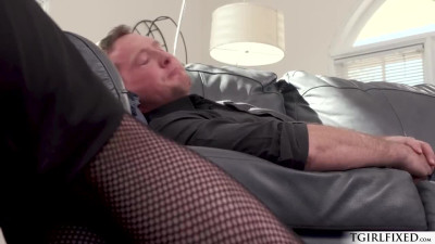 Shemale therapist Kasey Kei masturbates and gaping anal sex