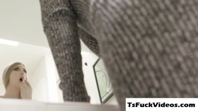 thick shemale Janelle Fennec stuffs a bigdick in her mo