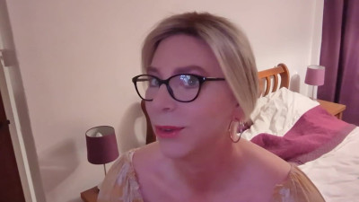 NikkiGee sits on a dlido and eats her cum!