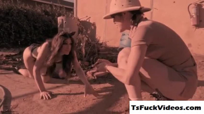 Shemale Jessie Belle slides a bigdick up her tight assh