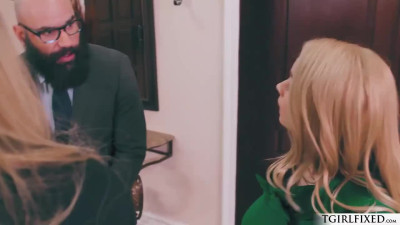 Trans Cassey Kisses fucks Sarah Vandella