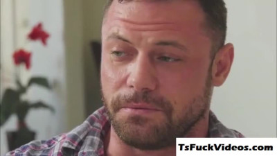 pretty shemale Jessy Bells sucks and geTranny ass naile