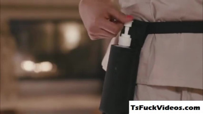 masseuse Jessica Foxx oils and sucks clienTranny dick 0