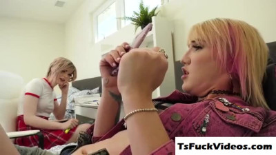 beauties Lena Moon and Ella Hollywood trade deepthroaTr
