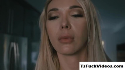 Aubrey finds a way to seduce and taste her Neighbor Dil