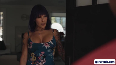 Busty shemale Foxxy sucks and bareback anal fucks repair man