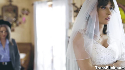 Bride Korra Del Rio cant stop thinking about the photographer Lola Fae