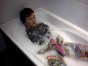 Hermaphrdite Tub Vibratr fun