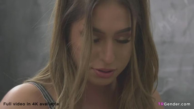 TS cheerleader gets seduced in class