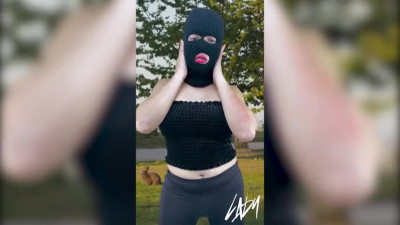 HORNY SHEMALE MASTUBATING AT THE PUBLIC PARK