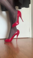 Sexy panty hose and red high heels : On your knees, suck my crossdresser feet !