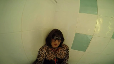 Pissing crossdresser