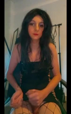 yagurlrileyxo exposes her clitty and plays with it