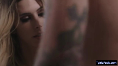 Ts hottie Casey Kisses trade blowjobs and rim sensitive asshole