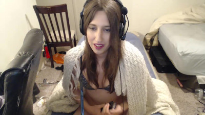 Cute gamer chick goofs around and jerks off to a nice clear orgasm
