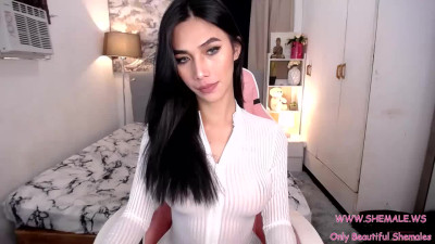 Beautiful shemale Esmeralda cumshot
