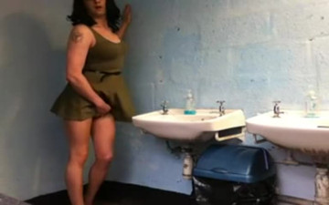 Crossdress in club toilets