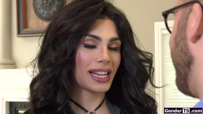 Shemale shrink Ariel Demure facefucks and barebacks client