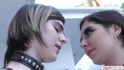 Shemale Ella Hollywood barebacks a cis girl and gets fisted