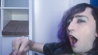 Emo Jerks & Cums on Cam