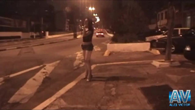 Encontramos Uma Tranny Gostosa Fazendo Pose e Dando Close na Pista.Levamos a Gata Pra Casa e Botamos