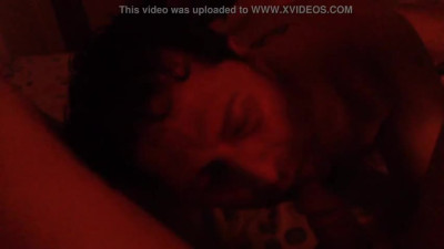 Deborando a un trans con un pene enorme
