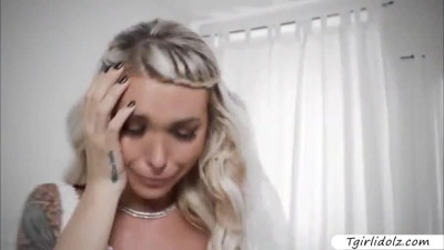 Naughty shemales trades wet blowjob
