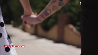 Property agent been sucked by a shemale and girl