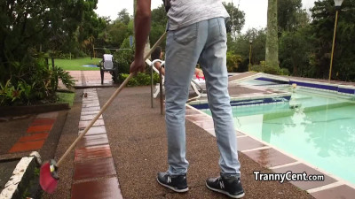 Gardener fucks tranny big booty