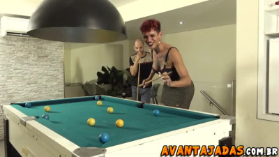 Travesti dotada socando no buraco do amigo