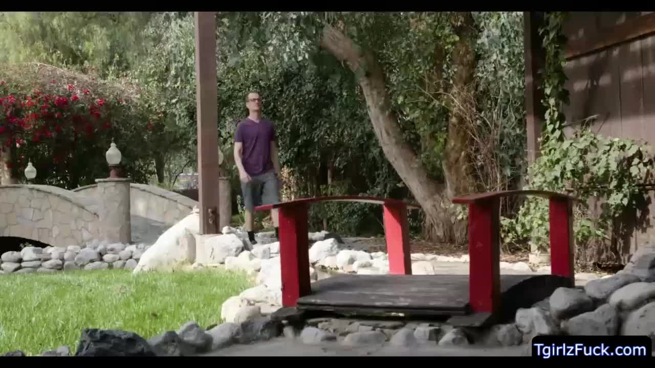 Watch Hot Tbabe Casey Kisses gives gagging bj Shemale Porn Videos | TranSexBig.