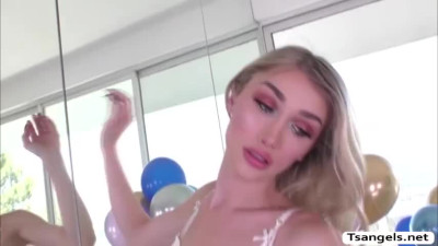 TS Luna gets anal in doggystyle by dude