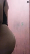 Travesti con consolador moviendo su culo