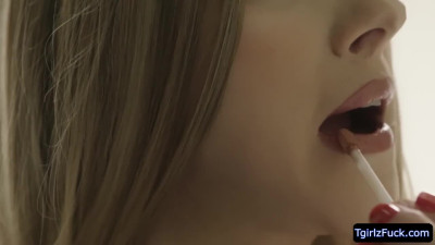 Horny thick tbabe Janelle Fennec stuffs a bigcock in her mouth