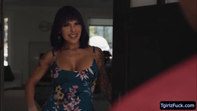 Transexual Foxxy puts her Pipe inside Plumber Draven Navarros Ass