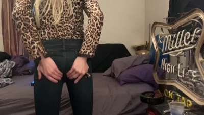 Punk slut Miz Dayzee strips