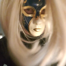 Masked tranny cumming over herself