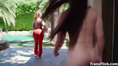 Siri Dahl meets her new trans nudist neighbor Kasey Kei