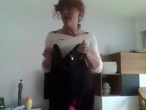 Crossdresser avec ses nouveaux pantalons slim top et ch