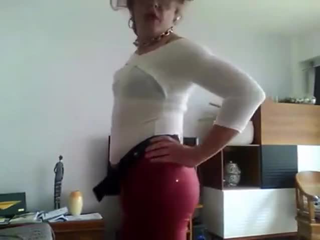 Watch Caroline crossdresser en pantalon slim rouge et top ech Shemale Porn Videos | TranSexBig.