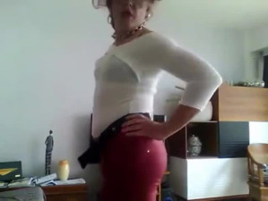 Caroline crossdresser en pantalon slim rouge et top ech