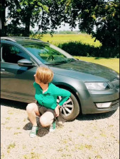 Annemieke in need for a pee and fucked on the car