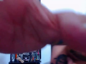Tatted Babe Cums on Cam