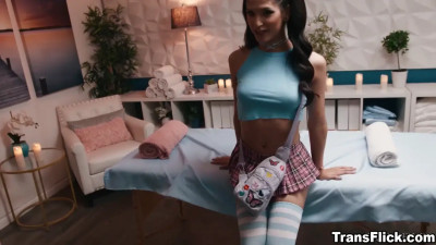 Zariah Aura enjoys Kenna James intimate missteps as she massages her